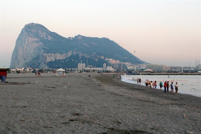 Archivo - Playa de La Línea de la Concepción con vistas a Gibraltar