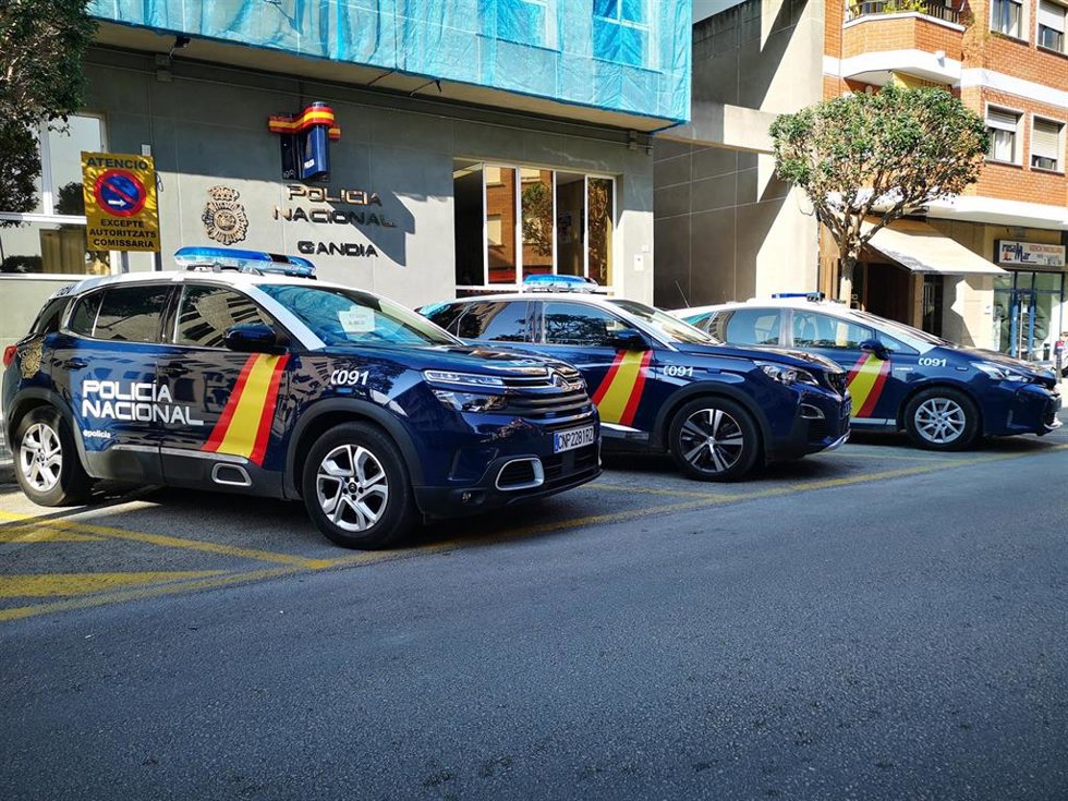 Archivo - La Policía Nacional detiene a tres hombres tras explotar sexualmente a una mujer en varios pisos de la localidad 