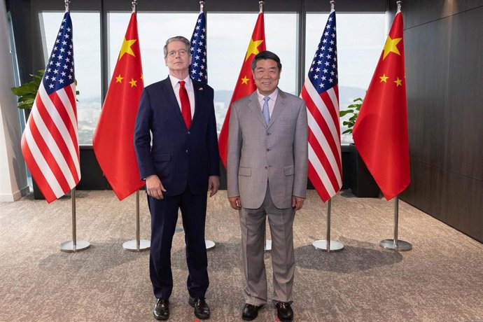 KUALA LUMPUR, Oct. 26, 2025  -- Chinese Vice Premier He Lifeng, also a member of the Political Bureau of the Communist Party of China Central Committee, poses for a photo with U.S. Treasury Secretary Scott Bessent prior to their talks in Kuala Lumpur, Mal