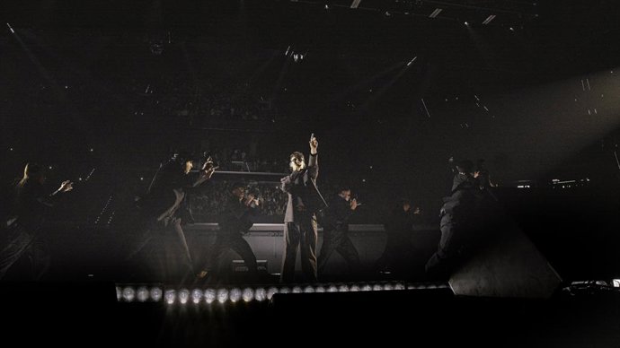 Quevedo celebra ante 18.000 personas el cierre de su gira española en Roig Arena