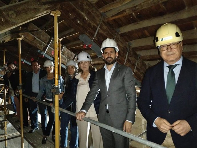 Archivo - El delegado de Cultura de la Junta en Granada, David Rodríguez (2d), en una imagen de archivo de una visita a las cubiertas de la iglesia de la Encarnación