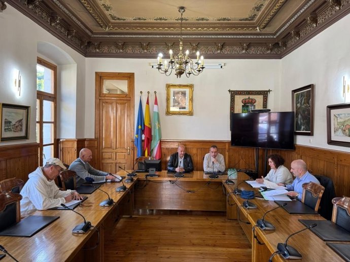 Imagen de archivo de la última reunión mantenida con el Ayuntamiento de Aller para abordar la  creación de una OMIC en ese concejo.