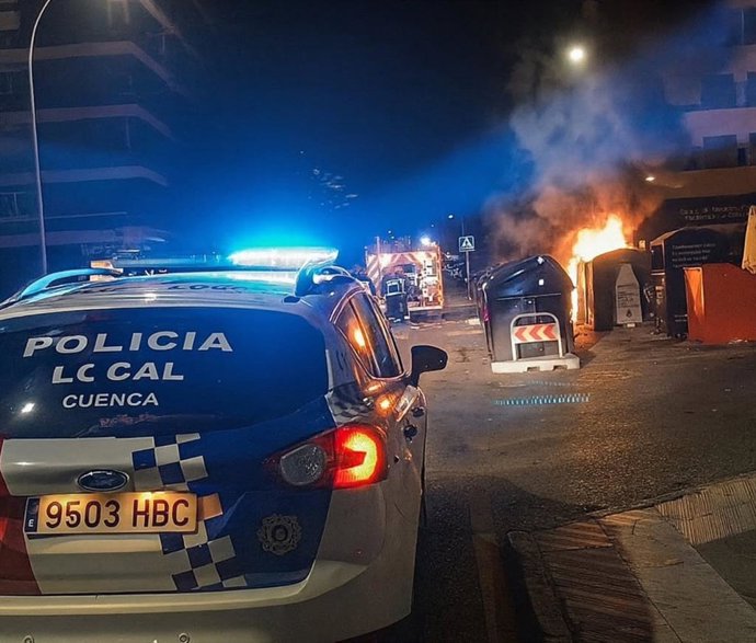Bomberos y Policía local de Cuenca sofocan un incendio en un contenedor de Princesa Zaida