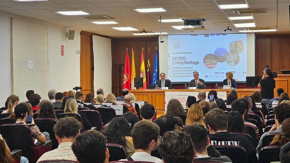 El director general de Ordenación del Territorio y Arquitectura, Javier Rollán, junto al vicerrector de Relaciones Internacionales de la UCAM, Pablo Blesa, durante la inauguración de la conferencia internacional REVIVE