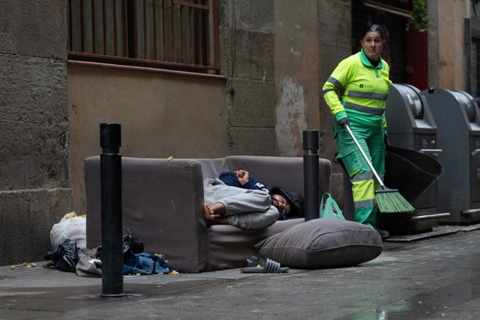 Archivo - Una persona sin hogar en imagen de archivo