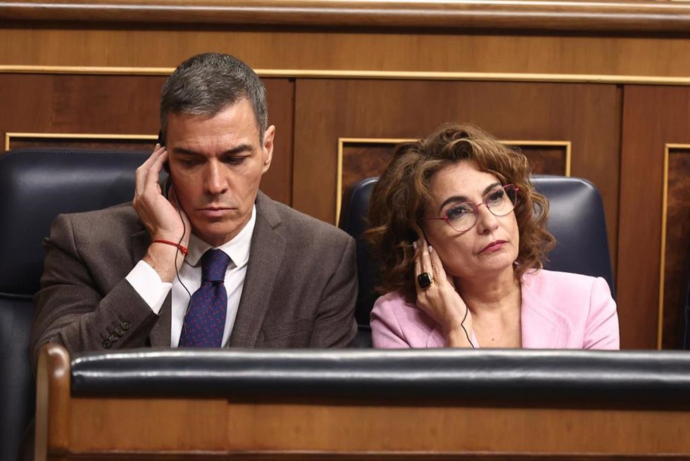 El presidente del Gobierno, Pedro Sánchez, y la vicepresidenta primera y ministra de Hacienda, María Jesús Montero, durante una sesión de control al Gobierno, en el Congreso 