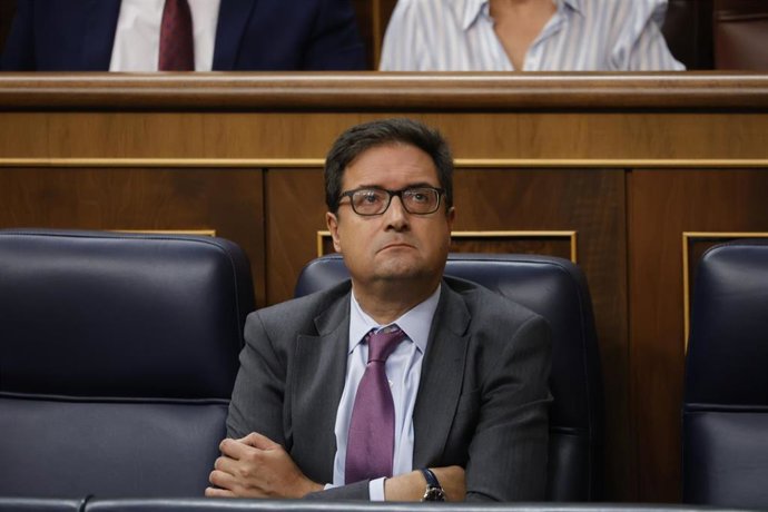 Archivo - El ministro para la Transformación Digital, Óscar López, durante una sesión de sesión de control al Gobierno, en el Congreso de los Diputados, a 18 de septiembre de 2024, en Madrid (España). 