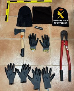 La Guardia Civil interviene pasamontañas, guantes, linternas, un hacha y una cizalla a tres individuos detenidos tras ser pillados 'in fraganti' cuando iban a cometer un robo en una obra en Porreres