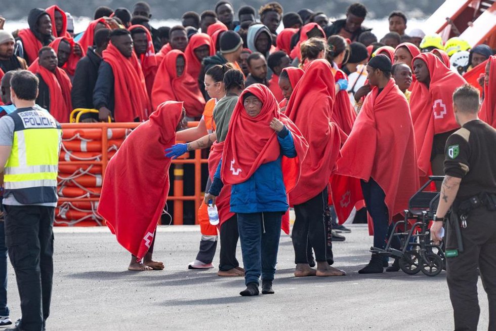 Archivo - Los servicios sanitarios atienden a migrantes llegados en cayuco a Puerto Naos, a 28 de diciembre de 2024, en Arrecife, Lanzarote, Canarias (España).