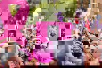 Miles de personas abarrotan la sede del Gobierno andaluz para exigir "respuestas" por fallos en el cáncer de mama