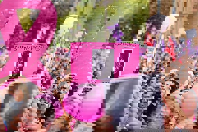 Concentración en San Telmo por los fallos en el cribado del cáncer de mama en Sevilla.