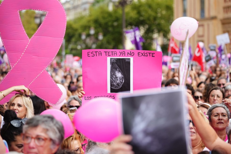 Concentración en San Telmo por los fallos en el cribado del cáncer de mama en Sevilla.