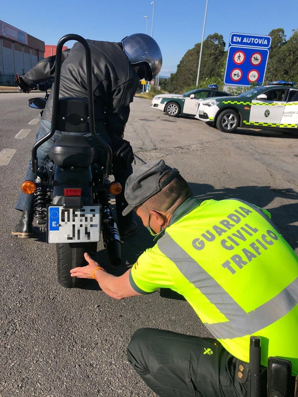 Archivo - Denunciada por neumáticos en mal estado una moto con las ruedas en los alambres cuando accedía a la Autovía do Barbanza