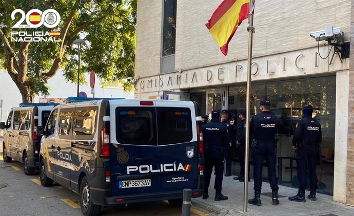 Agentes de la Policía Nacional frente a una comisaría