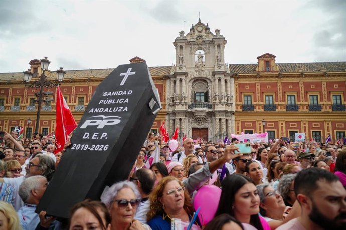 Concentración en San Telmo por los fallos en el cribado del cáncer de mama en Sevilla.