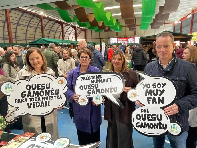 El consejero de Medio Rural y Política Agraria, Marcelino Marcos y la vicepresidenta del Principado, Gimena Llamedo en el XLV Certamen del Gamonéu.