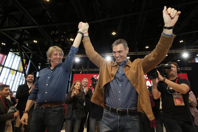 El secretario general del PSOE de Castilla y León y candidato a la Presidencia de la Junta, Carlos Martínez y el secretario general del PSOE y presidente del Gobierno, Pedro Sánchez, durante el acto celebrado en León.