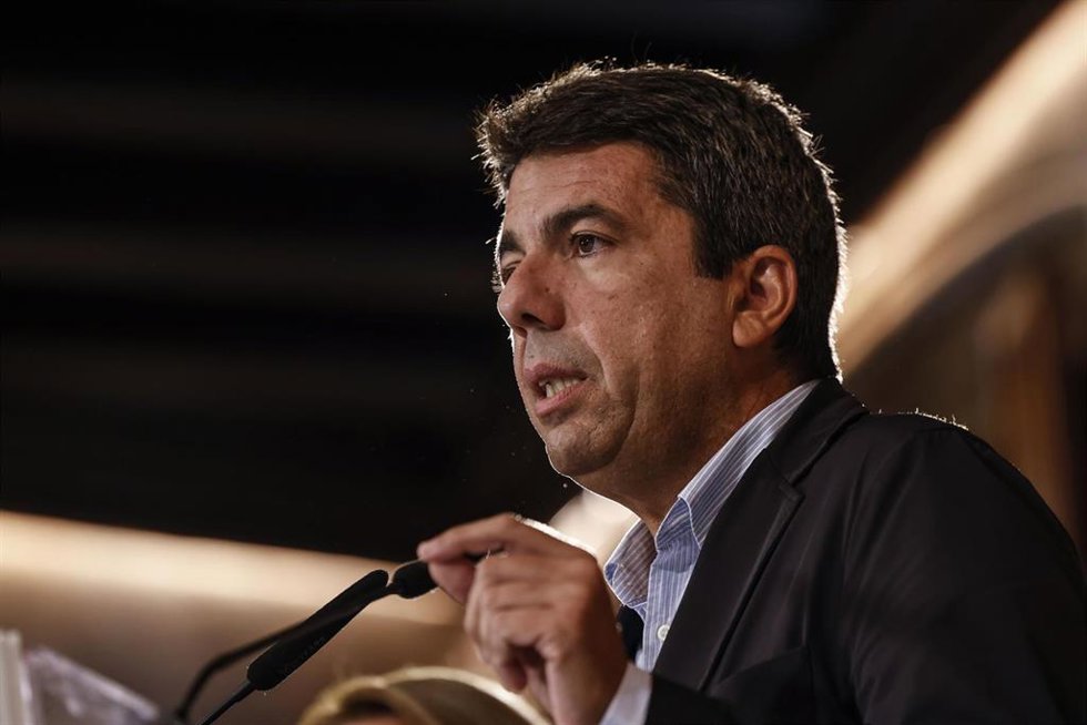 El presidente de la Generalitat, Carlos Mazón, durante una rueda de prensa, en el Palau de la Generalitat, a 14 de octubre de 2025, en Valncia