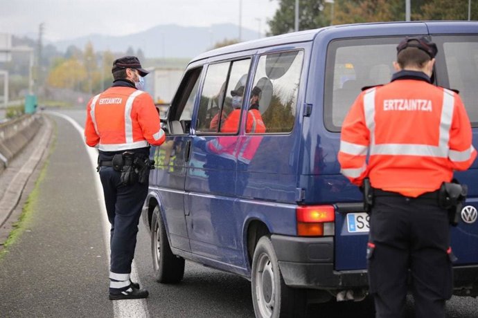 Archivo - Ertzaintza en un control a una furgoneta