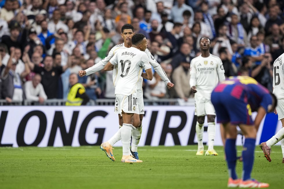 Kylian Mbappe y Jude Bellingham celebran uno de los goles del Real Madrid-FC Barcelona de LaLiga EA Sports 25-26