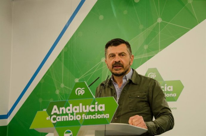 Archivo - El portavoz del PP en el Parlamento, Toni Martín, en rueda de prensa en Sevilla. Imagen de archivo.