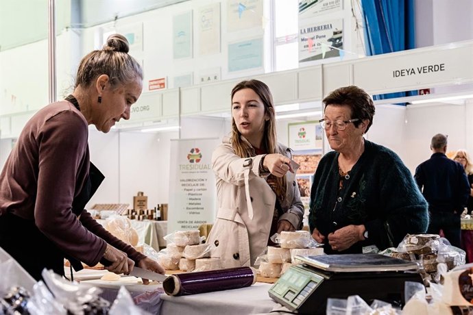 La Feria Proxeco, organizada por la Comarca Campo de Belchite con la colaboración del Ayuntamiento de Lécera y el patrocinio de Colchones Aznar, ha expuesto en Lécera lo mejor de los productos y servicios vinculados al consumo ecológico y de proximidad