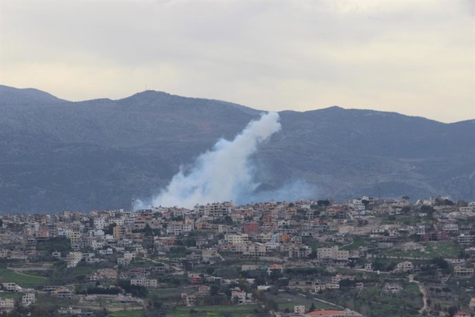 Archivo - KHIAM, March 28, 2025  -- The photo shows the smoke caused by Israeli artillery shelling in Khiam, Lebanon, after two rockets were fired from Lebanon into northern Israel on March 28, 2025. A Lebanese security source told Xinhua that Israeli art