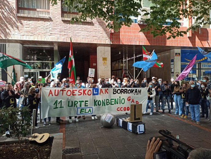 Archivo - Concentración de trabajadores de autoescuelas de Bizkaia ante APAVI