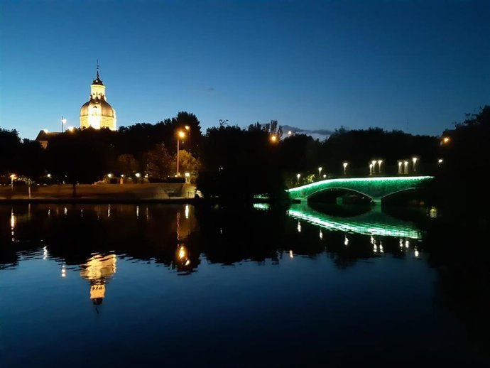 Archivo - El puente del lago del parque de 'La Alameda' de Talavera se ilumina de verde por el Día Mundial de la Salud Mental