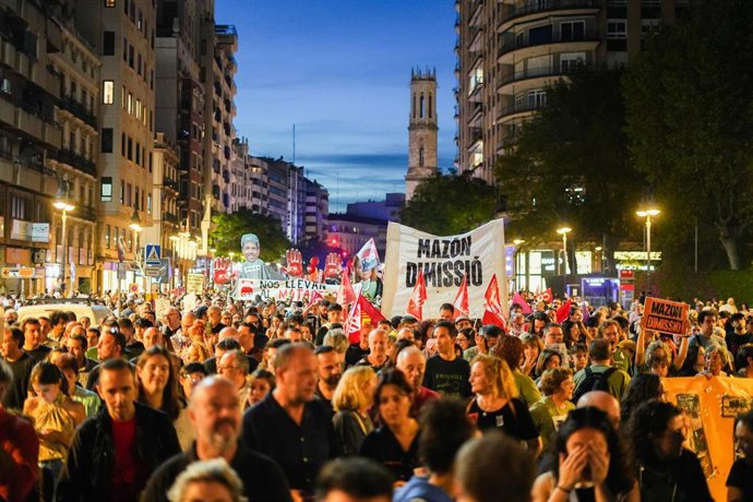 Cientos de personas con pancartas piden la dimisión de Mazón, durante una manifestación para  reclamar la dimisión del president de la Generalitat, Carlos Mazón, por su gestión de la dana, a 25 de octubre de 2025, en València