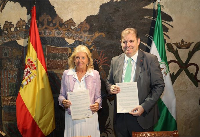 La alcadesa Ángeles Muñoz y el presidente del Colegio de Administradores de Fincas de Málaga y Melilla, Manuel Jiménez.