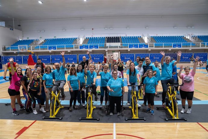 Foto de familia de los participantes del reto deportivo ‘El Último Baile’ celebrado en el Pabellón Moisés Ruiz de Almería.