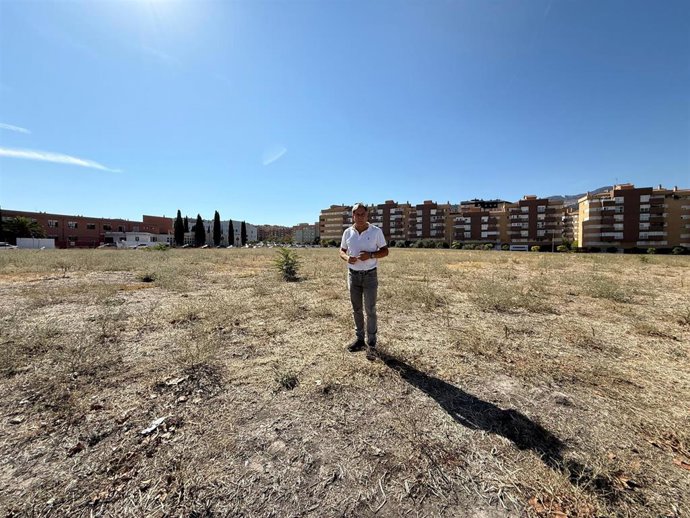 El concejal del PP Antonio Losa en el solar donde proponen abrir un aparcamiento disuasorio gratuito con 500 plazas.