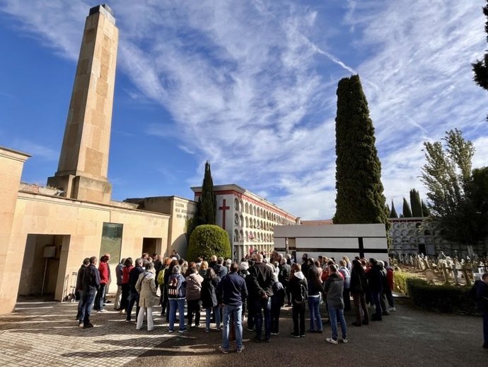 Acto de inauguración del plafón en el Cementerio de Lleida