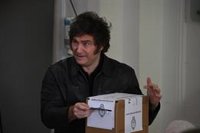 Milei vota en las legislativas argentinas sin declaraciones a la prensa