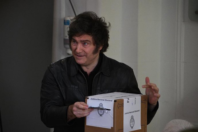 El presidente de Argentina, Javier Milei, vota en las elecciones legislativas, en la Universidad Tecnológica Nacional, sede Medrano, CABA, a 26 de octubre de 2025, en Buenos Aires (Argentina). En estos comicios de medio término los argentinos renuevan 127