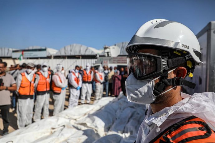 GAZA, 22 de outubro de 2025 -- Médicos palestinos preparam os corpos de vítimas não identificadas, que foram entregues por Israel por meio do Comitê Internacional da Cruz Vermelha (CICV), no Complexo Médico Nasser, na cidade de Khan Younis, no sul da Faix