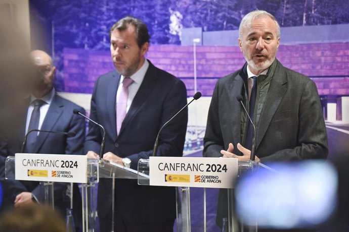 Archivo - El ministro de Transportes y Movilidad Sostenible, Óscar Puente, y el presidente de Aragón, Jorge Azcón, en el Centro de Control de Carreteras de Canfranc, a 25 de octubre de 2024, en Canfranc, Huesca, Aragón.