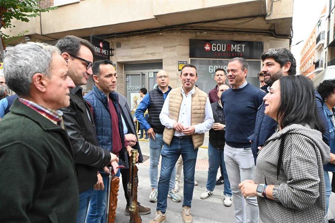 El jefe del Ejecutivo autonómico, Fernando López Miras, asistió hoy a la décima edición de las Gachasmigas populares de Yecla, donde puso en valor que esta jornada