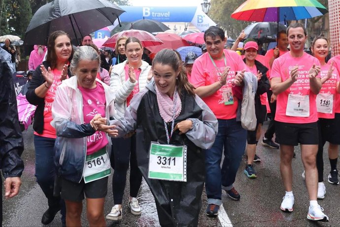 La presidenta del Govern, Marga Prohens, participa en la la caminata popular de la X carrera solidaria 'Mallorca en Marcha contra el Cáncer'