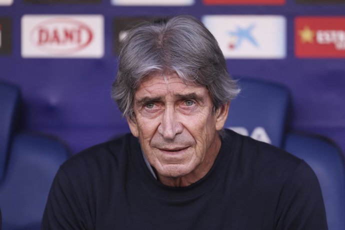 Manuel Pellegrini, head coach of Real Betis Balompie, looks on during the Spanish league, La Liga EA Sports, football match played between RCD Espanyol and Real Betis Balompie at RCDE Stadium on October 05, 2025 in Cornella, Barcelona, Spain.