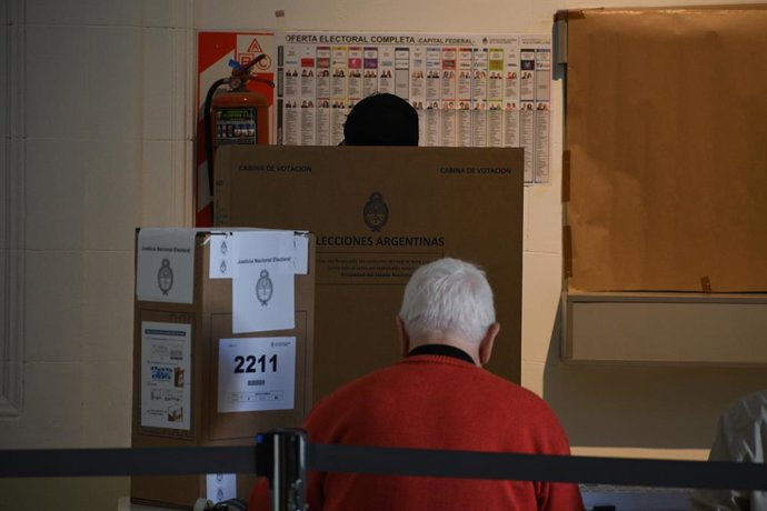 Cidadãos votam nas eleições legislativas, na Universidad Tecnológica Nacional, Medrano, CABA, em 26 de outubro de 2025, em Buenos Aires (Argentina). Nessas eleições de meio de mandato, os argentinos estão renovando 127 dos 257 assentos na Câmara dos Deput