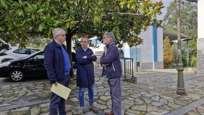 El director general de Ordenación, Ignacio Ruíz Latierro, el consejero de Ordenación, Ovidio Zapico, y el alcalde de Illas, Alberto Tirador.