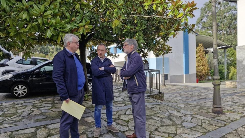 El director general de Ordenación, Ignacio Ruíz Latierro, el consejero de Ordenación, Ovidio Zapico, y el alcalde de Illas, Alberto Tirador.