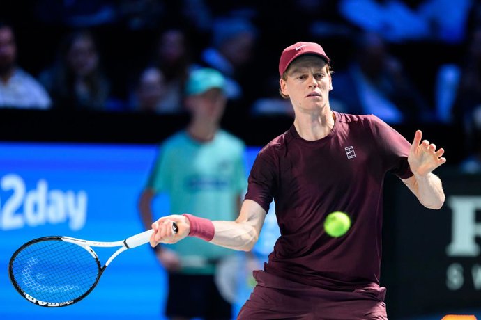 24 October 2025, Austria, Vienna: Italian tennis player Jannik Sinner in action against Kazakhstan's Alexander Bublik during their men's singles quarter final match of the Vienna Open tennis tournament at the Wiener Stadthalle. Photo: Max Slovencik/APA/dp