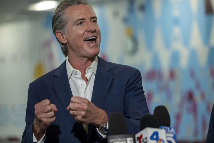 8 de outubro de 2025, Los Angeles, Califórnia, Estados Unidos: O governador Gavin Newsom fala à mídia após uma coletiva de imprensa em que assinou a AB 1264, uma lei inédita no país que fornece uma definição legal de alimentos ultraprocessados (UPF), que 