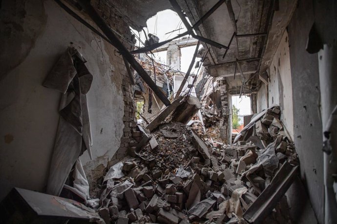 Archivo - Arquivo - 13 de outubro de 2024, Kupyansk, Kharkiv, Ucrânia: Escombros vistos dentro de um prédio destruído em Kupyansk.