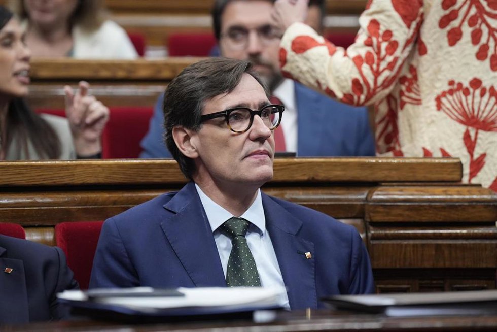 El president de la Generalitat, Salvador Illa, durante un pleno en el Parlament de Catalunya, a 22 de octubre de 2025, en Barcelona, Catalunya (España). El pleno del Parlament de ese miércoles y jueves llevará a debate dos decretos ley del Govern: el qu