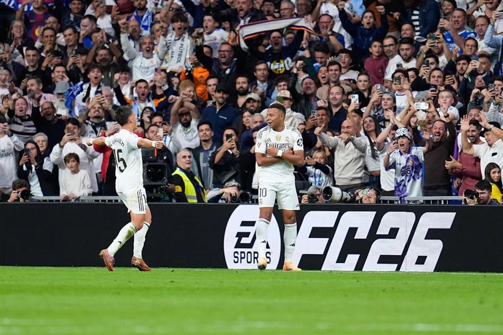 El delantero del Real Madrid Kylian Mbappé celebra un gol ante el FC Barcelona en LaLiga EA Sports 2025-26.