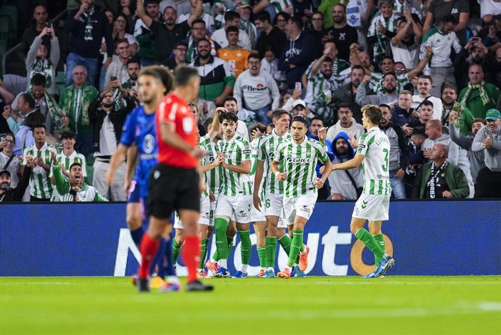 Archivo - Los jugadores del Betis celebran su gol en el duelo ante el Atlético de Madrid de LaLiga EA Sports 24-25
